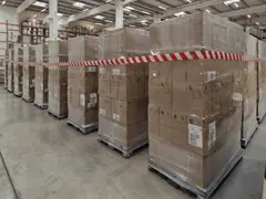 Allée de palettes dans l'entrepôt