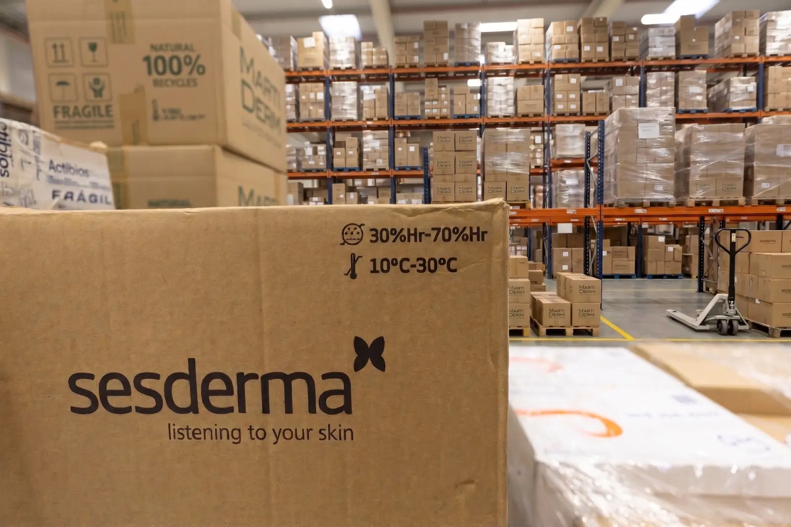 Cajas de cosmética y dermocosmética sobre palés en un almacén de Grupo Akoma
