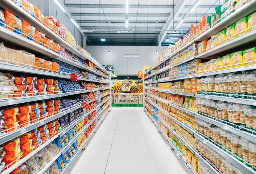 Allée de supermarché avec des produits emballés