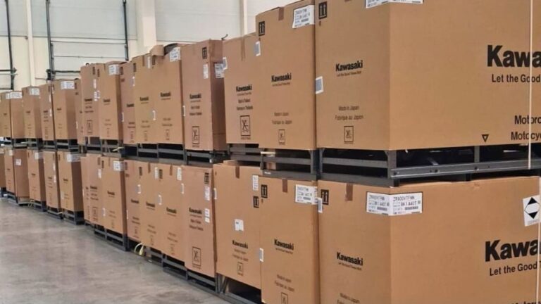 Motos LVTmoto emballées et palettisées dans un entrepôt de Grupo Akoma