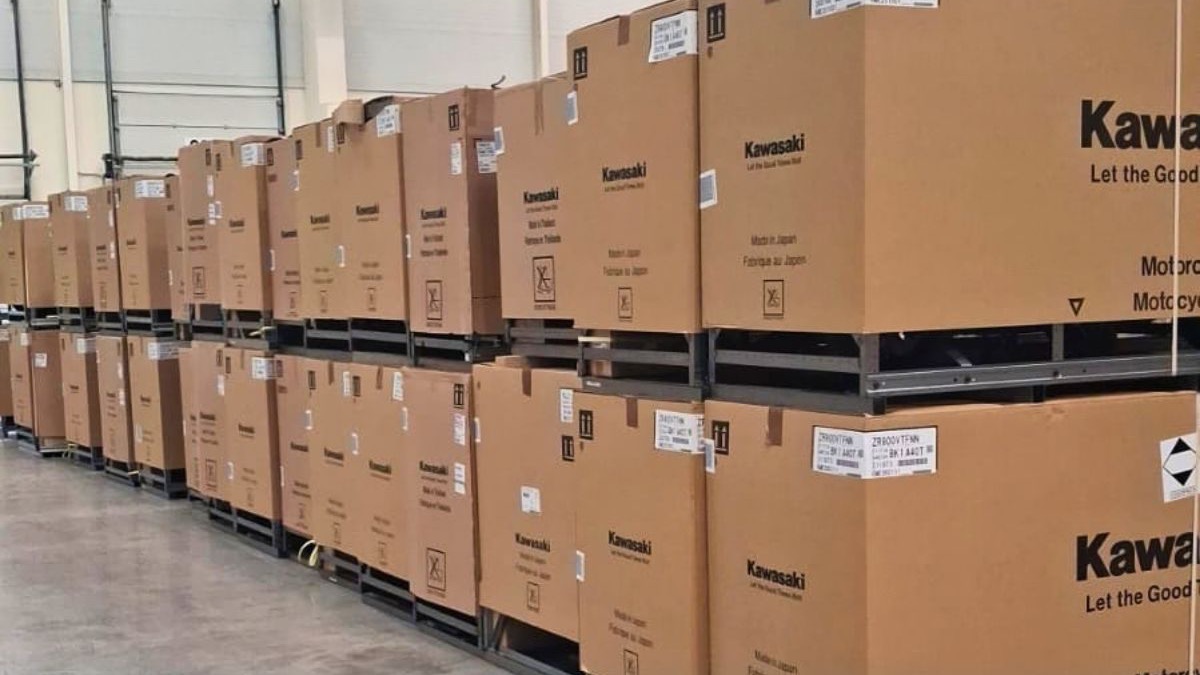 Motos LVTmoto emballées et palettisées dans un entrepôt de Grupo Akoma