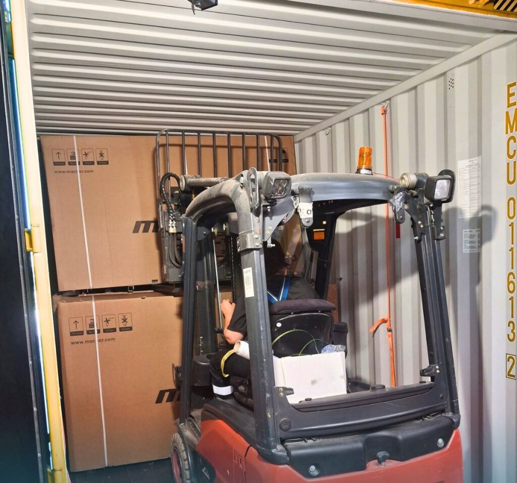 Déchargement au chariot élévateur d’un conteneur de motos LVTmoto chez Grupo Akoma